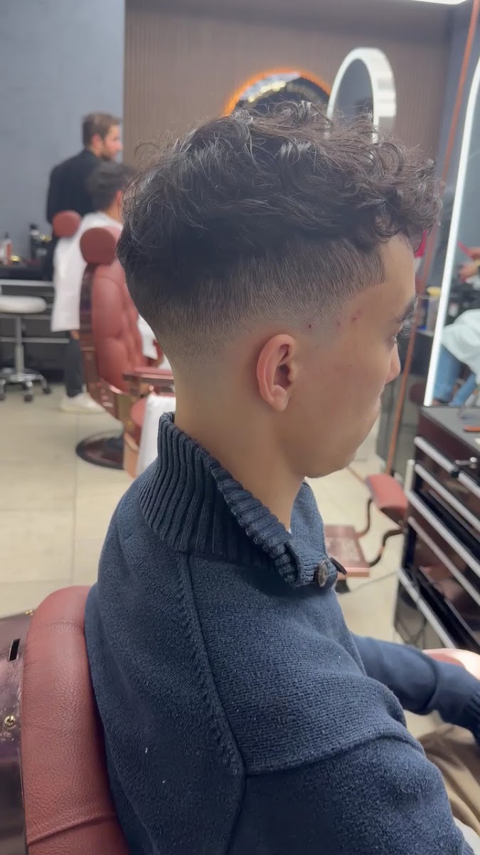 Pedro Nossa Barber — team and chair